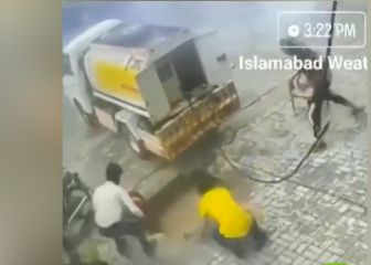 Están trabajando y de repente el suelo se hunde y caen sin dar crédito de lo que pasa