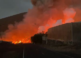 La impactante imagen de la lava del volcán de La Palma cruzando la carretera de la costa