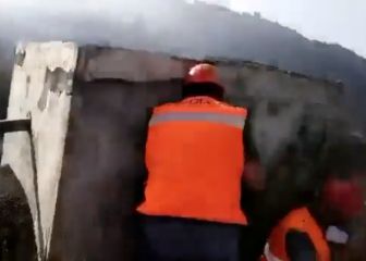 Una peligrosa explosión del cono principal del volcán sorprende a tres científicos