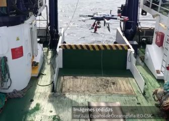 Las maniobras con dron desde el buque Ramón Margalef para tomar muestras en la isla baja