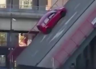 Un coche se queda atascado en mitad de un puente levadizo y el final es el que cabía esperar