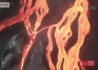 La toma con dron de la lava en su camino a un tubo volcánico