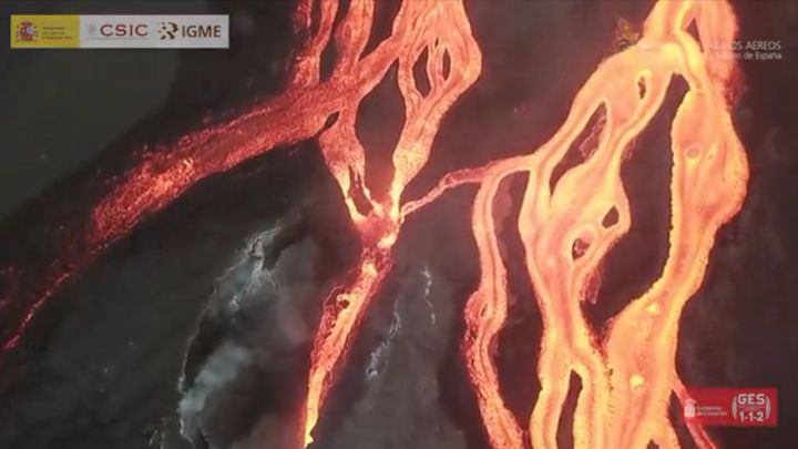La toma con dron de la lava en su camino a un tubo volcánico