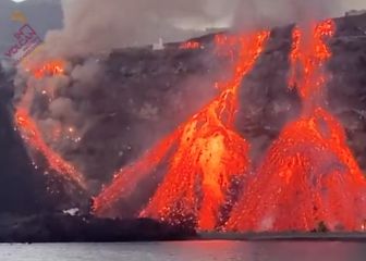 Dos montañas de lava siguen creciendo y rellenando la playa de Los Guirres junto a la fajana
