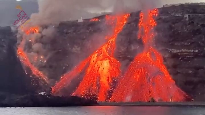 Dos montañas de lava siguen creciendo y rellenando la playa de Los Guirres junto a la fajana