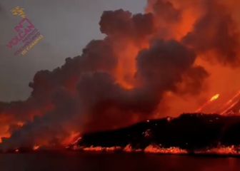 La impresionante imagen de la lava construyendo de noche la nueva fajana de La Palma