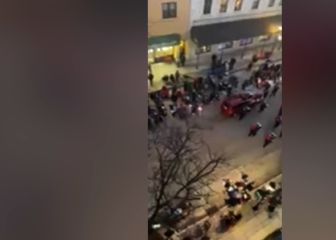Imágenes muy duras: un conductor se cuela en un desfile de Navidad y mata a 5 personas