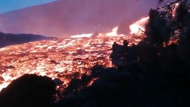 La Palma eruption: new lava flow races down side of volcano