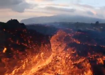 El increíble vídeo con dron del volcán de La Palma que arrasa: vuelo casi a ras del río de lava