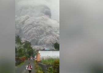 La gigantesca columna de humo de un volcán en Indonesia obliga a evacuación a la carrera