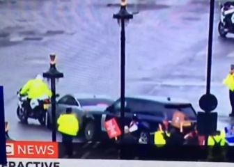 ¡Los autos escolta de Boris Johnson chocan entre sí!