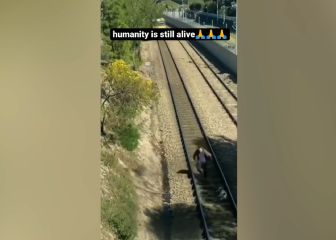 El heroico rescate in extremis a un perro que iba a ser atropellado por un tren