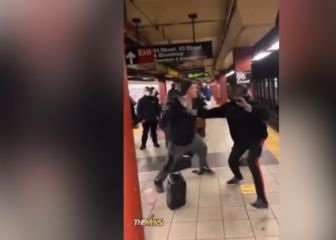 A puñetazo limpio en el metro de NY y sucede algo increíble cuando uno de ellos cae a la vía