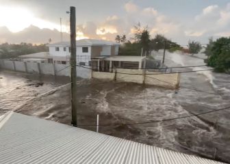 Las primeras olas del tsunami grabadas desde el techo de una casa en la costa