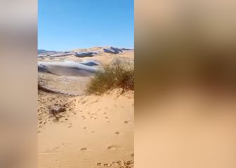 El contraste de las dunas de arena con la última nevada caída en el desierto del Sáhara