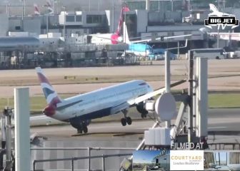 El peligroso momento en el que un avión se tambalea en su tercer intento de aterrizaje