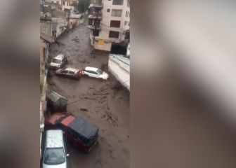 La impresionante toma del alud de lodo de Quito: un río marrón que arrastra lo que encuentra