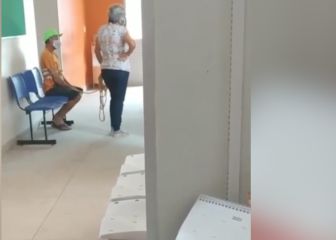 Una mujer llevada atado a su marido al centro médico para asegurarse de que se vacuna