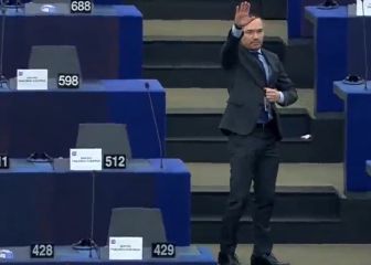 Un eurodiputado es expulsado del Parlamento y se marcha haciendo el saludo nazi