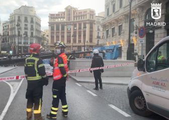 Susto en Madrid: cae la pluma de una grúa encima de un coche en pleno centro de Madrid