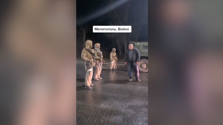 El reproche de un hombre a soldados rusos se hace mundial