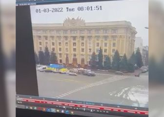 Más ataques contra Ucrania: el momento en que un misil impacta sobre un edificio oficial