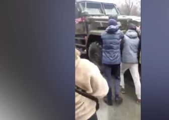 Civiles ucranianos se plantan delante de los militares rusos