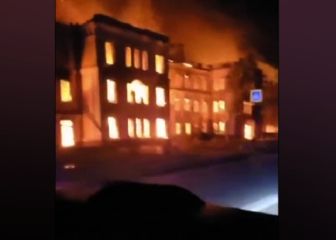Terrorífico: un colegio arde después de ser alcanzado por los misiles rusos