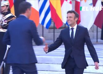 El saludo entre Macron y Sánchez que lleva un millón de visitas