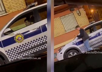 Un joven se mete en un coche de la policía para sacarse selfies, lo arranca y lo estrella