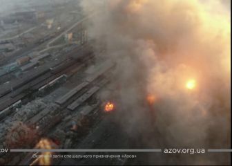 Un dron caza explosiones rusas en el complejo industrial de Mariúpol: 