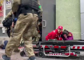 Un médico asiste a una herida y así reacciona cuando empieza el bombardeo ruso