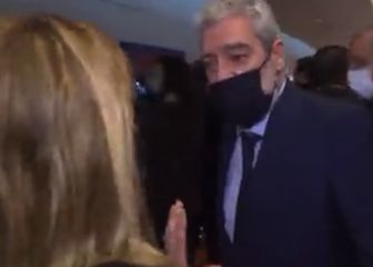 Miguel Ángel Rodríguez empuja a Andrea Ropero para evitar que pregunte a Ayuso