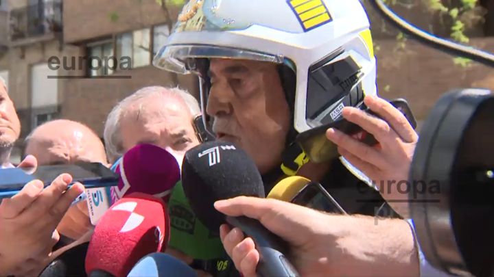 El jefe de Bomberos de Madrid: "Hemos rescatado cinco personas entre fachada y el interior"